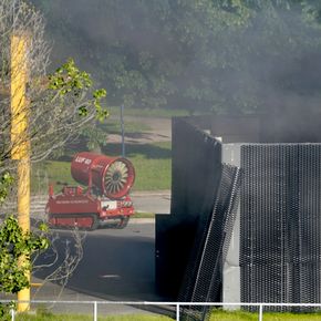Oslo brann- og redningsetat tok i bruk LUF 60, et beltegående kjøretøy som kan blåse bort brannrøyk og spyle store mengder vann, vanntåke eller skum, etter eksplosjonen på en hydrogenstasjon i Sandvika. <i>Bilde:  Heiko Junge / NTB scanpix</i>