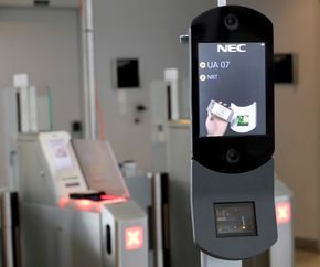 I tillegg til vanlig grensekontroll har disse maskinene for ansiktsgjenkjenning siden 2017 skannet passasjer ved gaten ved flere amerikanske  flyplasser. Her fra George Bush interkontinentale flyplass i Houston. <i>Foto:  David J. Phillip/AP</i>