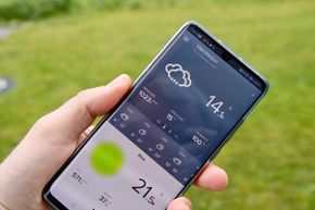 Mobil-appen gir god oversikt. Legger du telefonen på siden får du detaljerte grafer for blant annet regn, vind, CO2, temperatur og lufttrykk. <i>Foto:  Kurt Lekanger</i>