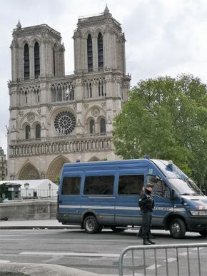 Hit, men ikke lenger: Notre-Dame er sperret av, men nærmere hundre personer jobber med oppryddingen inne i kirken, tross blant annet blyforurensningen. <i>Foto:  Vibeke Knoop Rachline</i>
