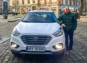 Tomas Fiksdal er en av få private som har kjøpt hydrogenbil. Nå kan han ikke bruke Hyundaien sin. <i>Foto:  privat</i>