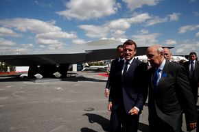 Frankrikes president Emmanuel Macron og Dassault Aviation-sjef Eric Trappier. <i>Foto:  Benoit Tessier</i>