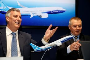 Boeing-direktør Kevin McAllister og IAG-direktør Willie Walsh på Paris air show. <i>Foto:  PASCAL ROSSIGNOL</i>