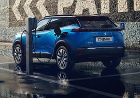 Peugeot e-2008 leveres med 50 kWh-batteri som kan lades med opp til 100 kW effekt. <i>Foto: PSA</i>