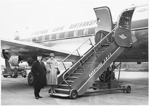 Skipsreder Ludvig Braathen og hans hustru Marja foran trappen til et nyanskaffet DC-6 i 1961. <i>Foto:  NTB arkivfoto</i>
