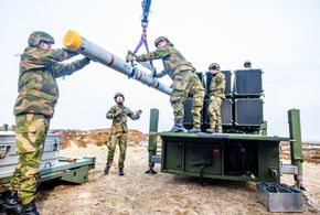 Soldater fra Luftvernartilleribataljonen (LvBn) fra Ørlandet laster inn et AIM-120B Amraam-missil i launcheren på Nasams III.  <i>Foto:  Frederik Ringnes/Forsvaret</i>