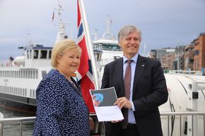 Statsminister Erna Solberg og klima- og miljøminister Ola Elvestuen med regjeringens handlingsplan for grønn skipsfart. <i>Foto:  Tore Stensvold</i>