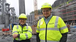 Ansvarlig for NCCs asfaltvirksomhet i Norge, Joar Caspersen til høyre, sammen med konsernsjef Tomas Carlsson. <i>Foto:  Jarle Skoglund</i>