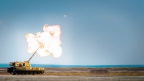 Konseptillustrasjon av en ramjetmotorisert granat som skytes fra en K9 Thunder. <i>Foto:  Nammo</i>