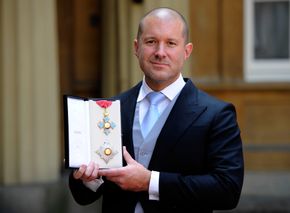 RIDDER IVE: Jonathan Ive ble i 2012 slått til ridder for sitt bidrag til designfaget. Utmerkelsen fikk ham av dronning Elisabeth II under en høytidelig seremoni på Buckingham Palace. <i>Foto:  Rebecca Naden, AFP / NTB scanpix</i>