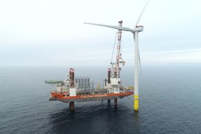 Et Fred. Olsen-skip monterer turbiner på det som i dag er verdens største havvind-park, Horn Sea Project One. I likhet med Equinors Doggerbank-prosjekt, ligger det utenfor kysten av Yorkshire. <i>Foto:  Ørsted</i>