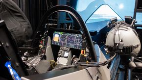 Simulatoren bruker alle de samme instrumentene og programvaren som de faktiske F-35-flyene. <i>Foto:  Eirik Helland Urke</i>