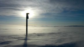 Et av GPS-instrumentene utplassert på Austfonna. De gjorde det muilig å følge med på isens raske bevegelser fra 2012 til 2016 – og ga dermed banebrytende forskningsresultater. <i>Foto:  Thomas Vikhamar Schuler</i>