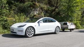 Tesla Model 3 løser det mer hverdagslige tilhengeroppgavene helt uproblematisk. <i>Foto:  Marius Valle</i>