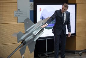 KDA-direktør Eirik Lie viser våpenrommet på en F-35-modell der flyet kan bære to JSM. <i>Foto:  TOR AAS HAUG</i>