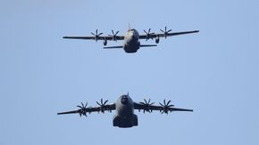 Lockheed Martin C-130J Hercules (øverst) og Airbus A400M Atlas under øvelsen Trident Juncture i fjor høst. <i>Foto:  Torbjørn Kjosvold / Forsvaret</i>