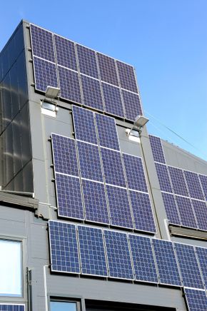 All strøm fra solcelleanlegget mates inn på flyplassens strømnett. 430 solcellepaneler produserer mellom 265 og 330 watt per panel. <i>Foto:  Marianne Otterdahl-Jensen</i>