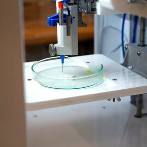 Da de to ingeniørstudentene første gang fikk tak i den nye Makerbot på biblioteket til Syddansk Universitet, visste de at de ville jobbe med 3D-utskrifter. I dag bruker de en modifisert skriver som opprinnelig var bygd for stamceller, samt en lånt plast-skriver som de «mer eller mindre har plukket fra hverandre». <i>Foto:  Kristoffer Jørgensen</i>