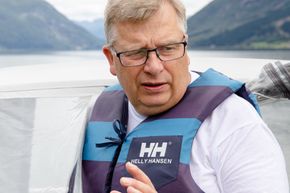 Statssekretær i klima- og miljødepartementet, Atle Hamar var selv med å evakuere innesperrede folk, etter at rasene gikk i Jølster. Hamar bor langs Jølstravatnet, og brukte sin egen båt for å frakte folk i sikkerhet. <i>Foto:  Audun Braastad/NTB Scanpix</i>