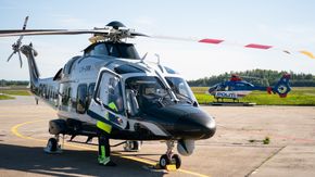 Politiets helikoptertjeneste har brukt AW169 i to måneder nå. Helikopteret erstatter EC135 T2+ (i bakgrunnen). <i>Foto:  Eirik Helland Urke</i>