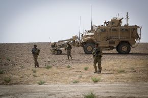 Fotpatrulje fra «Panther Paratroopers» utenfor Kandahar 9. august.  <i>Foto:  Maj. Thomas Cieslak</i>