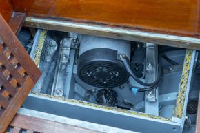 I en metallkasse under dørken ligger en dansk Thoosa-elmotor. <i>Foto:  Paal Kvamme</i>