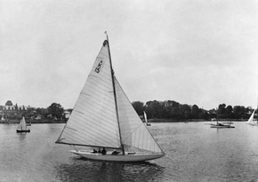 "Ambition" fotografert i 1918. Som man ser var regattabåten opprinnelig uten kahytt. <i>Foto:  Ukjent</i>