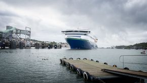 Color Hybrid siger inn mot kaia i Sandefjord for første gang, like før sin jomfrutur 16. august. <i>Foto:  Torbjørn Ommen Urke</i>
