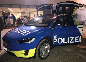 I Basel har politiet gått for Tesla Model X. <i>Foto:  #kantonspolizeibaselstadt på Instagram</i>