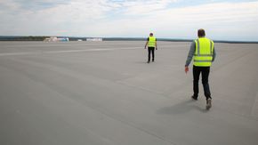 Å spasere rundt på høytlagertaket føles som å være på en flyplass. <i>Foto:  Knut Bjørheim</i>