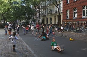 Hver onsdag fra klokken 14 til 18 er en del av Böckhstraße i bydelen Kreuzberg stengt for all biltrafikk. <i>Foto:  Terje I. Olsson</i>
