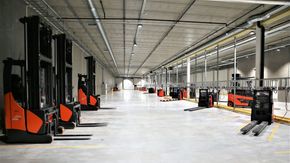 I garasjen er det ladestasjoner for 160 el-trucker. <i>Foto:  Knut Bjørheim</i>