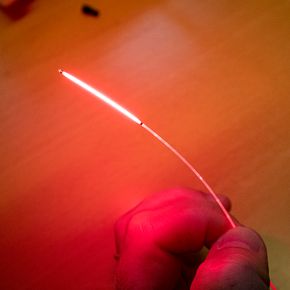 Kameraet ser: Selv om det røde laserlyset som kommer fra diffusoren i enden av fiberen ikke er så kraftig bør man bruke beskyttelsesbriller som absorberer frekvensen. Men kameraet som fotograferer ser godt. <i>Foto:  Odd R. Valmot</i>
