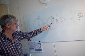 Forklarer endocytose: Forskningssjef i PCI Biotech, Anders Høgset, forklarer hvordan de utnytter cellenes mekanisme endocytose for å få medisin og andre molekyler inn i cellene. <i>Foto:  Odd R. Valmot</i>