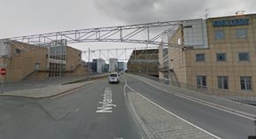 Nylandsbrua deler Galleri Oslo i to, og nå er den blitt taket til bussterminalen under. <i>Foto:  Google Maps</i>