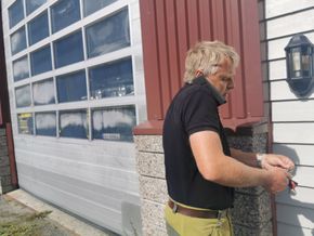 Det er aldri en kjedelig dag på teknisk avdeling i Kviteseid. Her er avdelingsingeniør Olav Kjetil Greivstad under en telefonsamtale om en lekkasje, der det pipler opp vann fra asfalten i sentrum. Rørledningsnettet er gammelt og det forventes at det blir flere lekkasjer etter hvert. <i>Foto: Lars Taraldsen</i>
