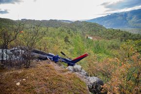 Vraket av H125-helikopteret i en fjellside ikke langt unna Kvenvikvannet i Alta. Dette beskrives av SHT som et kompakt, men komplisert ulykkessted. <i>Foto:  Tom Skoglund / Altaposten</i>