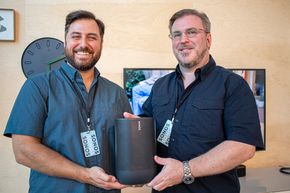 Klar til utelivet: Sonos sjef for produktutvikling, Jeff Derderian, og sjef for utvikling av Move, Ian Popken, med et felles grep om den nye inne- og utehøyttaleren Move. <i>Foto:  Odd R. Valmot</i>