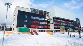 Den svarte fasaden på Brynseng skole består av solceller som ofte produserer mer energi enn skolen bruker. <i>Foto: Eirik Helland Urke</i>