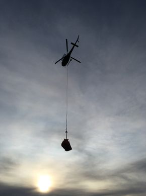 Siste løft med komponenter fraktes ned fra ulykkesstedet. <i>Foto: SHT</i>