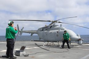 En MQ-8C Fire Scout-drone på dekk på USS Coronado i forbindelse med operativ test og evaluering i fjor sommer. <i>Foto: US Navy</i>