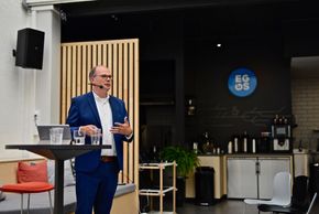 Ian Collins, utviklingssjef for Polestar i Storbritannia, holdt nylig foredag på Eggs i Oslo på et arrangement i regi av British Norwegian Chamber of Commerce. <i>Foto:  Mathias Klingenberg</i>