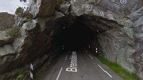 Også Brensdaltunnelen i Hyllestad skal få belysning. <i>Foto:  Google Maps</i>