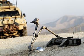 Her er Forsvarets første Packbot i aksjon i Meymaneh i Afghanistan, der den rydder ei «dummy»-bombe. <i>Foto:  Torbjørn Kjosvold / Forsvaret</i>