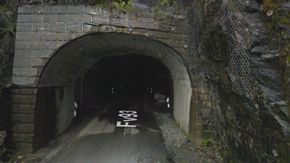 Dette isnettet på Vadheim-siden av Klubbentunnelen skal fjernes, og erstattes av et vanntett hvelv av sprøytebetong. <i>Foto:  Google Maps</i>