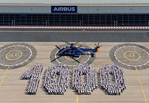 Tidligere i september ble Super Puma nummer tusen levert fra Airbus-fabrikken i Marignane. Dette er et H215 (tidligere AS332) til tyske Bundespolizei. <i>Foto: Airbus</i>