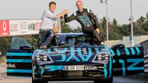 - 7,42 er en god tid, sier Stefan Weckbach (t.v). Her feirer han verdensrekorden rundt Nürburgring sammen med sjåfør Lars Kern. <i>Foto:  Porsche</i>