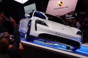 Ingenting å si på interessen da Porsche viste frem sin første elbil på årets Frankurt-messe. <i>Foto:  Paal Kvamme</i>