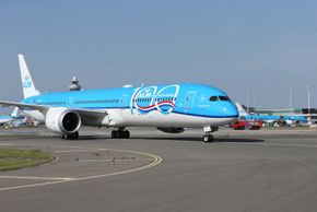 Et av KLMs Boeing 787-10 på Schiphol. På ruta mellom Amsterdam og Brussel bruker de imidlertid gjerne Embraer 190. <i>Foto:  KLM</i>