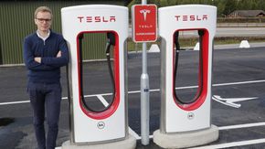 – Det er 58 Supercharger-stasjoner i Norge. Vi utvider disse fortløpende, sier Even Sandvold Roland i Tesla Norge. <i>Foto: Henrik Skolt, NTB Scanpix</i>